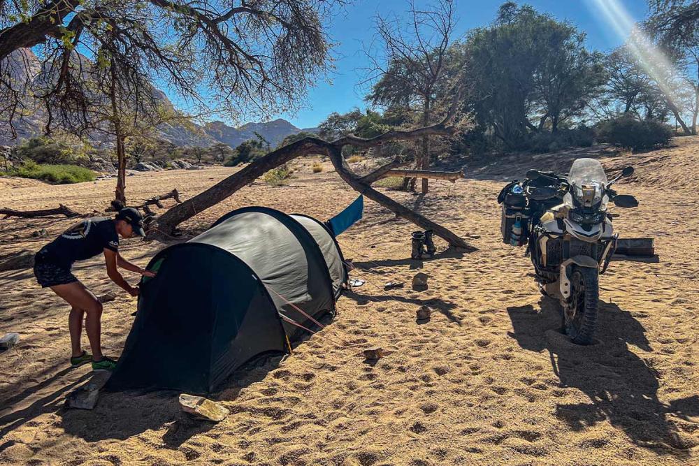 Touratech_Motorrad_Reiseszene_AdvTravelbug_Lager