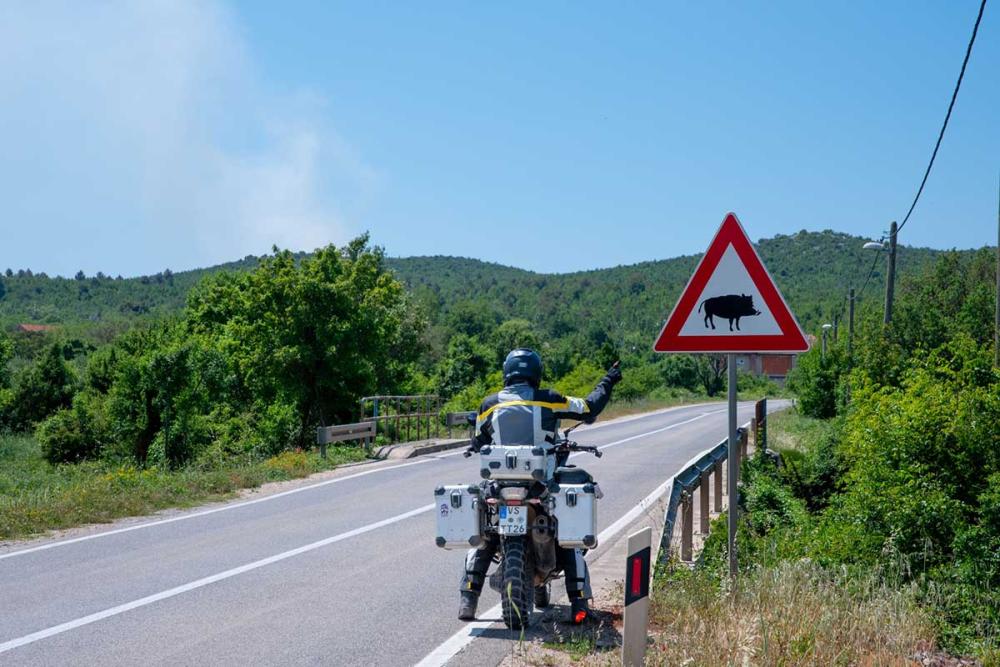 Touratech_Motorrad_Hoyer_Kroatienreise_Biograd_Strassenschild