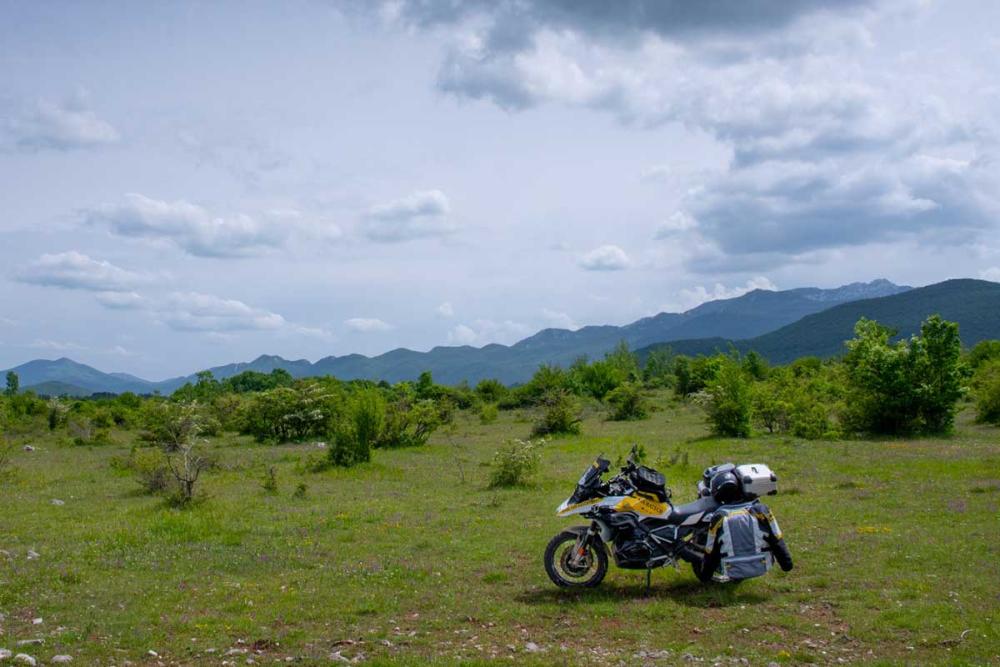 Touratech_Motorrad_Hoyer_Kroatienreise_Obrovac_Wiese