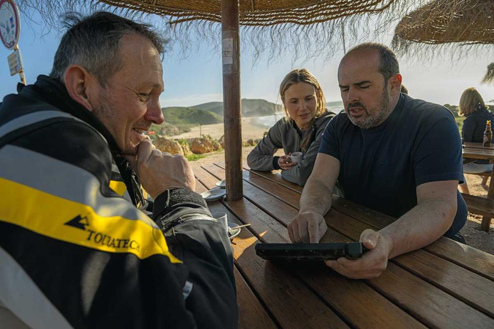Touratech_Motorrad_Reise_Portugal_Strand_Pause