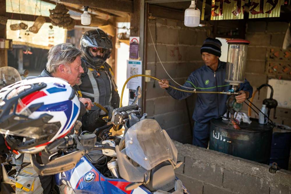 Touratech_Motorrad_Reise_Thailand_unleashed_Tankstelle