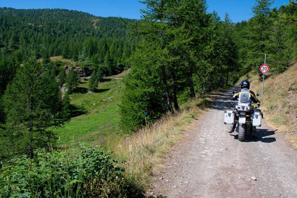 Touratech_Motorrad_Reise_Hoyer_Westalpen_Landstrasse_Wald