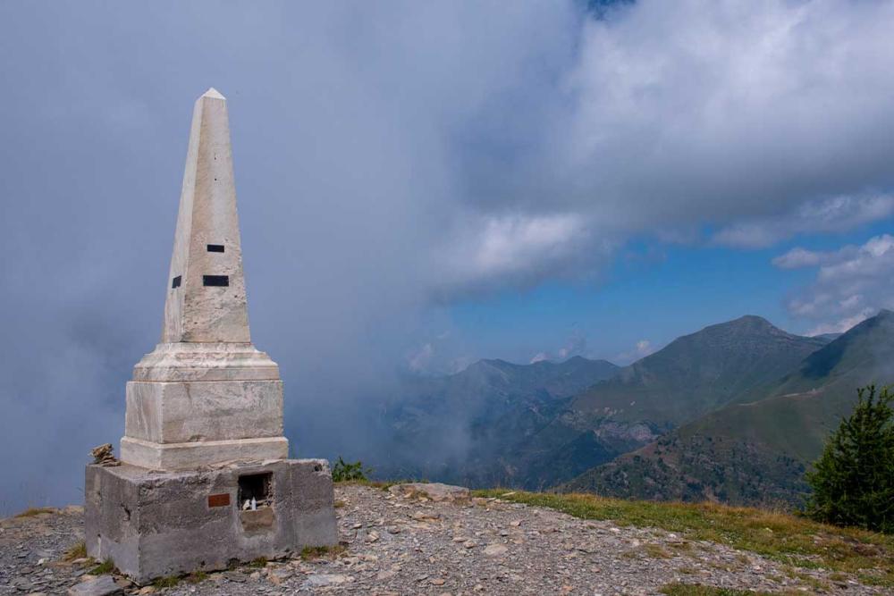 Touratech_Motorrad_Reise_Hoyer_Westalpen_Monument_Berg
