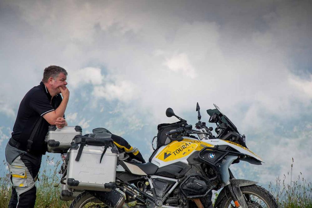 Touratech_Motorrad_Reise_Hoyer_Westalpen_Pause_Wolken