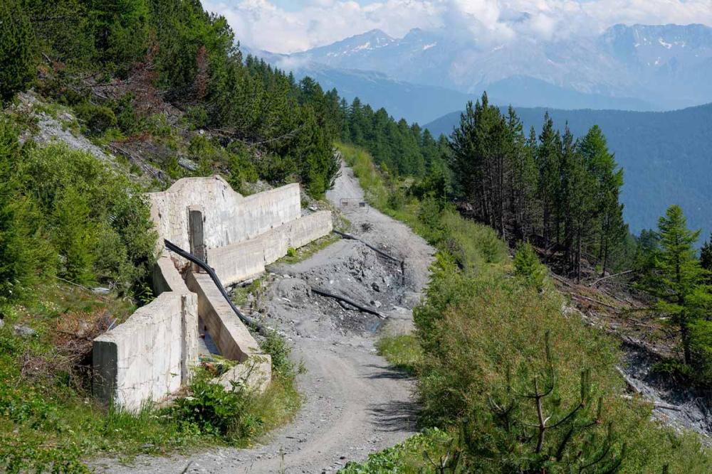 Touratech_Motorrad_Reise_Hoyer_Westalpen_marode_Strasse