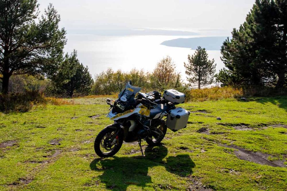 Touratech_Motorrad_Hoyer_Kroatien_Wiese_See