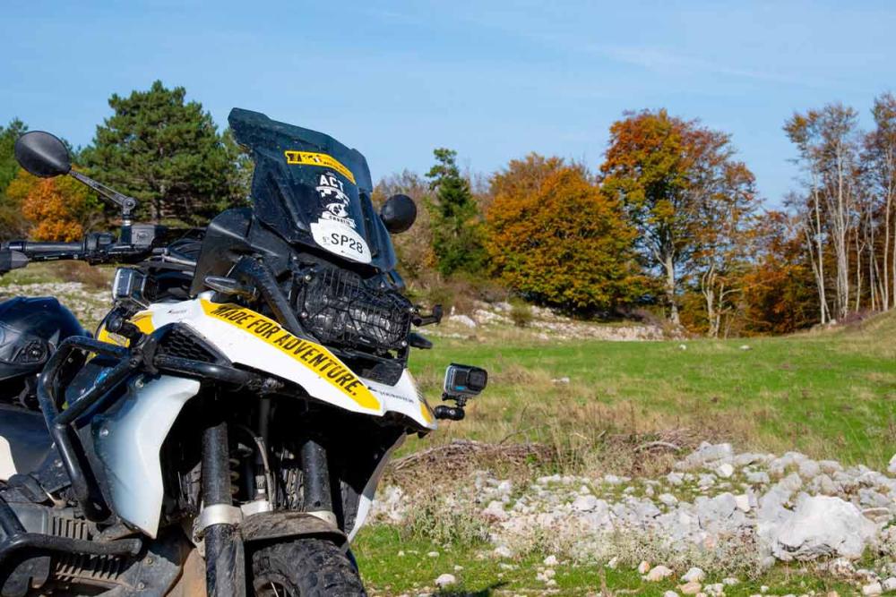 Touratech_Motorrad_Hoyer_Kroatien_Wiese_Wald