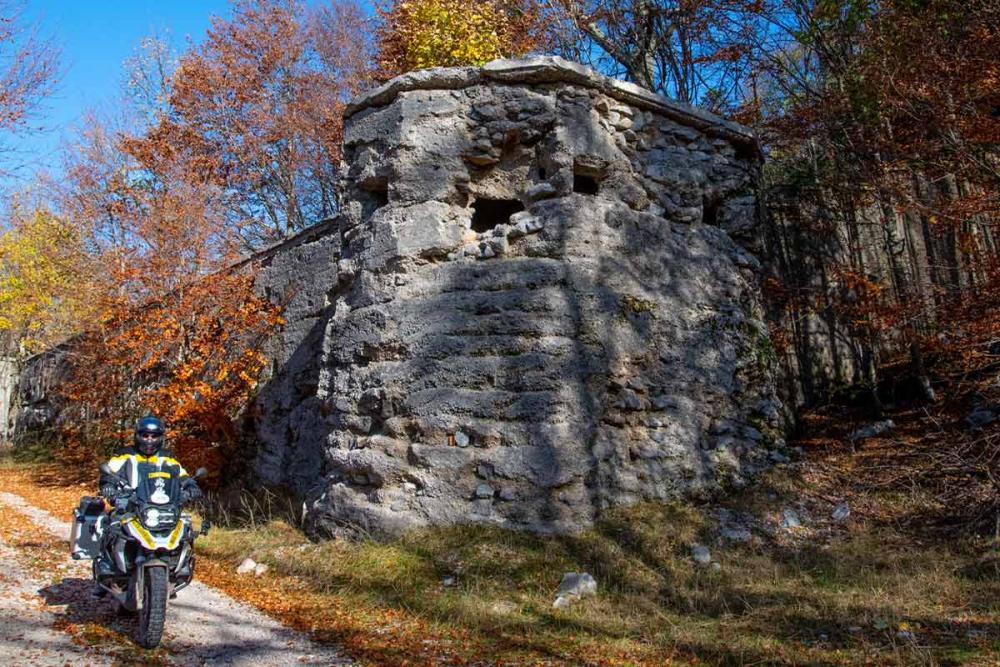 Touratech_Motorrad_Hoyer_Kroatien_krk_Wald_Mauer