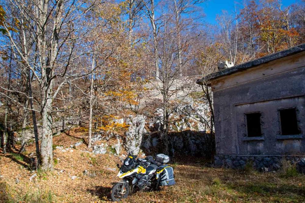 Touratech_Motorrad_Hoyer_Kroatien_krk_Wald_Ruine