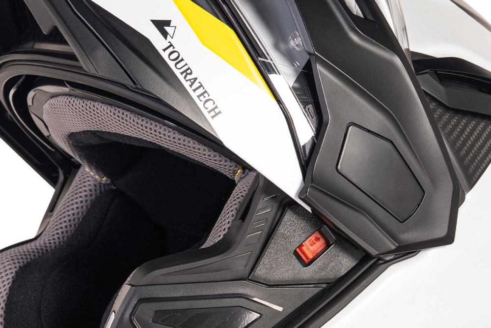 Touratech_Motorrad_Aventuro_Travel_Carbon_Helm_Verriegelung