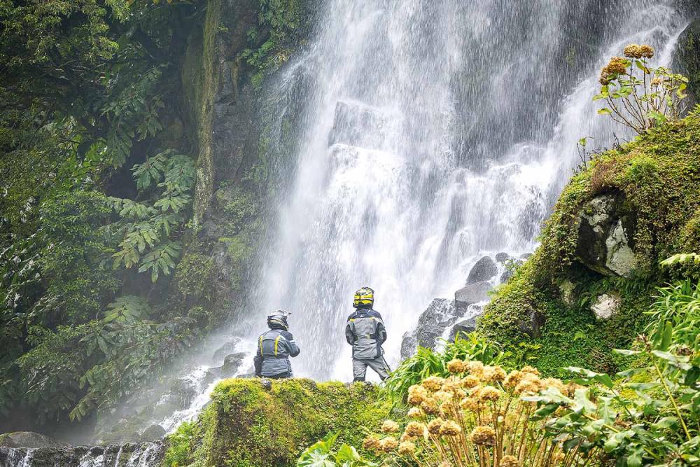Touratech_Motorrad_Reise_Azoren_Wasserfall