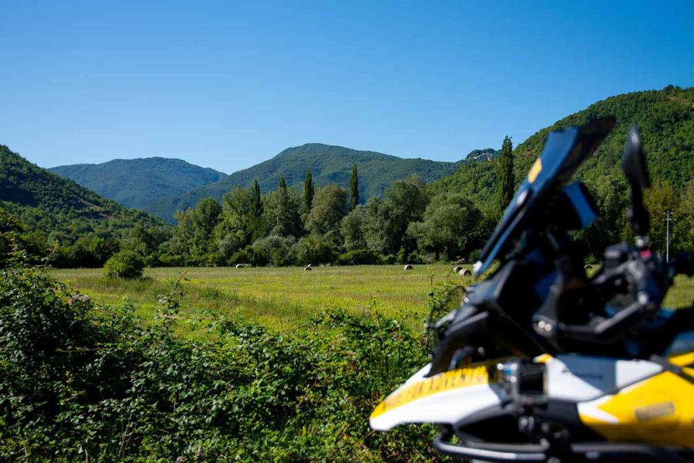Touratech_Motorrad_Michael_Hoyer_Italien_Aquila_Feld