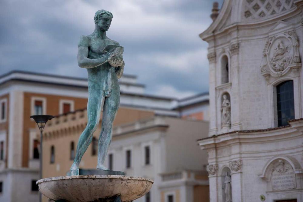 Touratech_Motorrad_Michael_Hoyer_Italien_Aquila_Statue