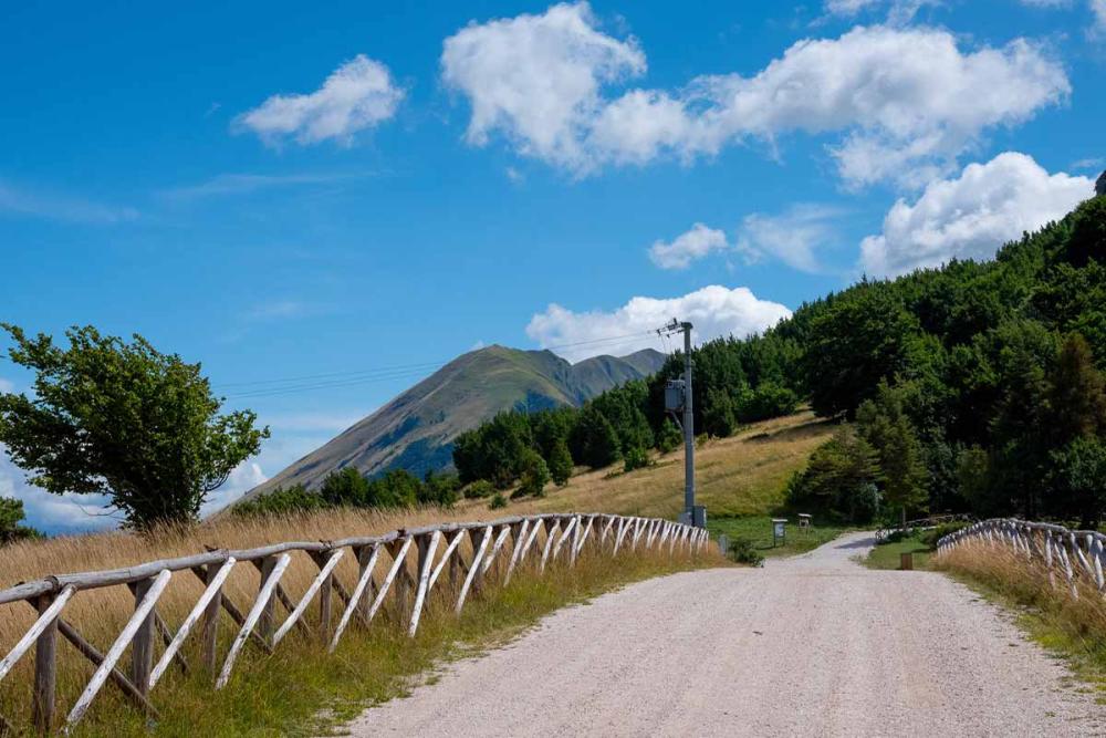 Touratech_Motorrad_Michael_Hoyer_Italien_Macerata_Feldweg