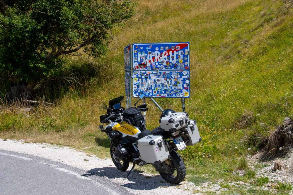 Touratech_Motorrad_Michael_Hoyer_Italien_Rieti_Schild