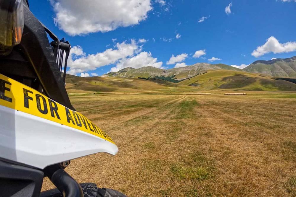 Touratech_Motorrad_Michael_Hoyer_Italien_Riuti_Feld