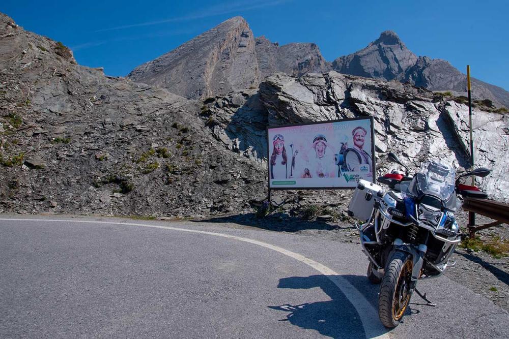 Touratech_Motorrad_Michael_Hoyer_Westalpen_Cuneo_Schild