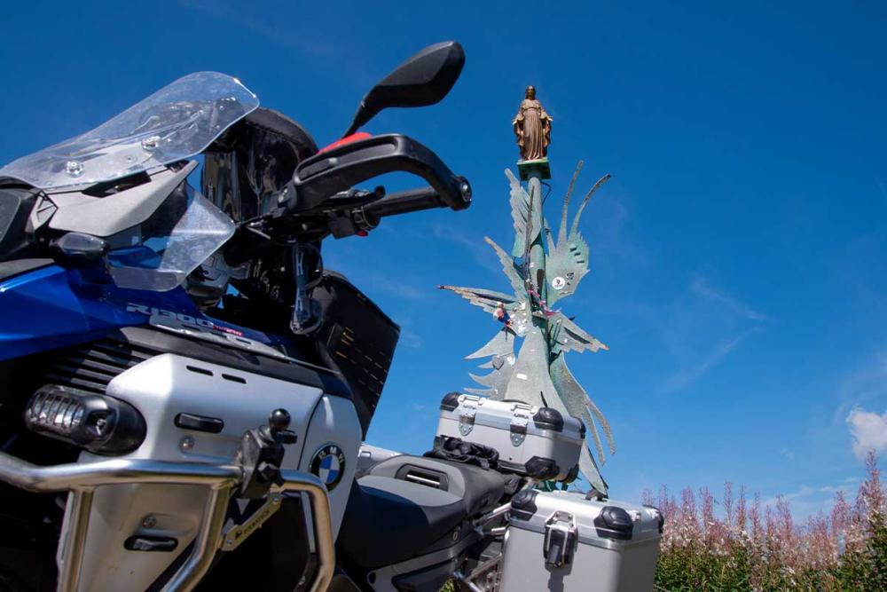 Touratech_Motorrad_Michael_Hoyer_Westalpen_Cuneo_Statue