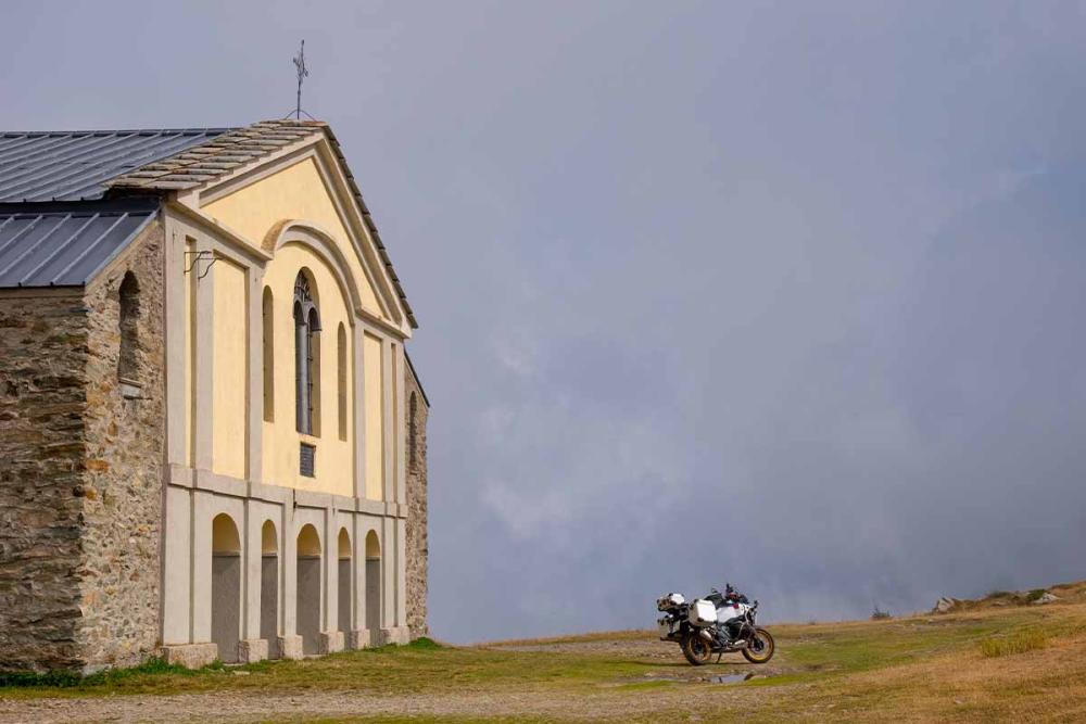 Touratech_Motorrad_Michael_Hoyer_Westalpen_Sestriere_Kirche