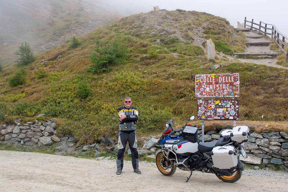 Touratech_Motorrad_Michael_Hoyer_Westalpen_Sestriere_Schild