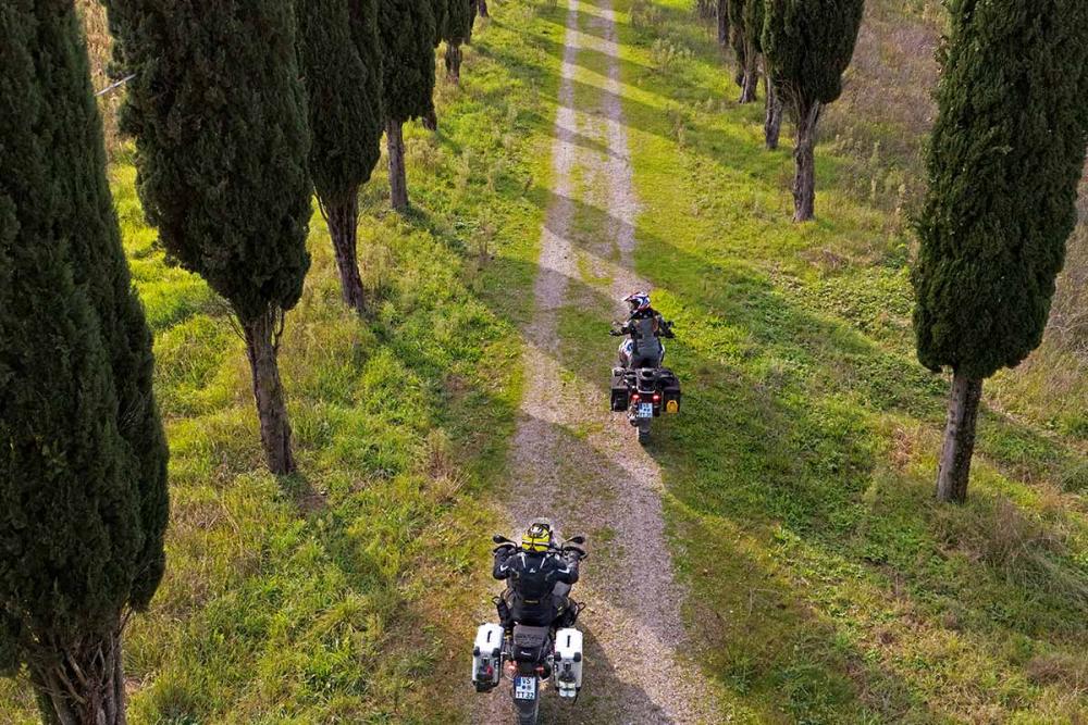 Touratech_Motorrad_Reise_Toskana_Zypressen
