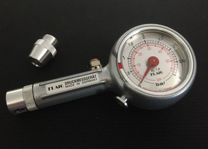 01-070-6007-0 Reifenluftdruckprüfer mit geradem und 90° Schräganschluss und Ablassventil