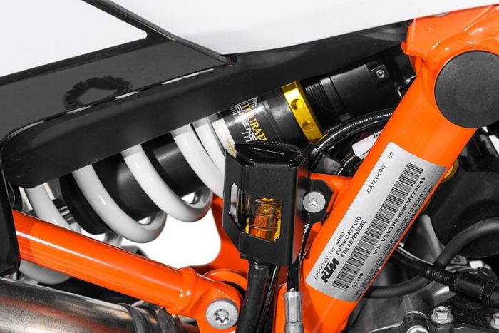 01-372-5031-0 Schutz Bremsflüssigkeitsbehälter, hinten schwarz für KTM 890 Adv/ Adv R/ 790 Adv / Adv R/ 1290 S Adv (2021-)/Husqvarna Norden 901/ Aprilia Tuareg 660