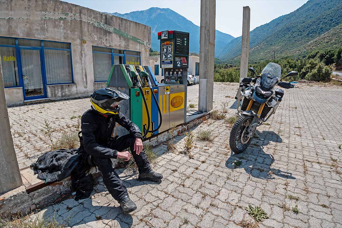 Neuland_Balkanreise_Tankstelle