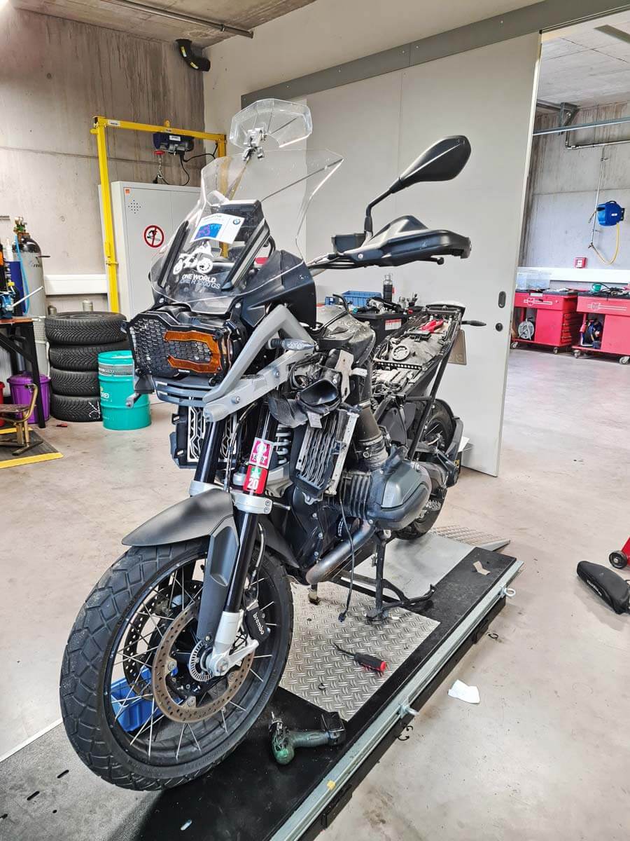 Spritzschutz unter Kennzeichen BMW R1300GS