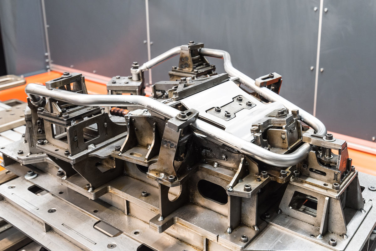 Roboter_Schweissen_Spannvorrischtung_Metall_Touratech