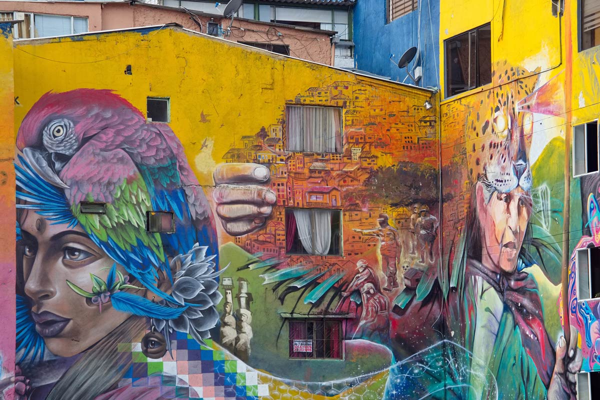 Pichler_Kolumbien_Reise_Motorrad_Wand_Haeuser_StreetArt_Touratech