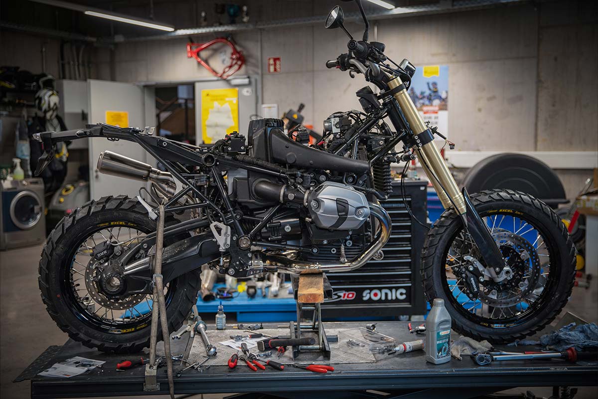 Domino_Umbau_BMW_rnineT_Urban_GS_Schaefer_Touratech_Garage_Naked