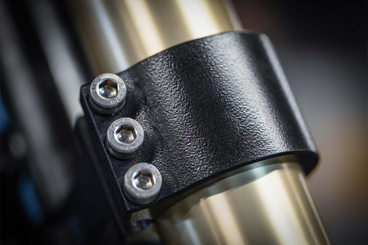 Domino_Umbau_BMW_rnineT_Urban_GS_Schaefer_Touratech_triple_clamps