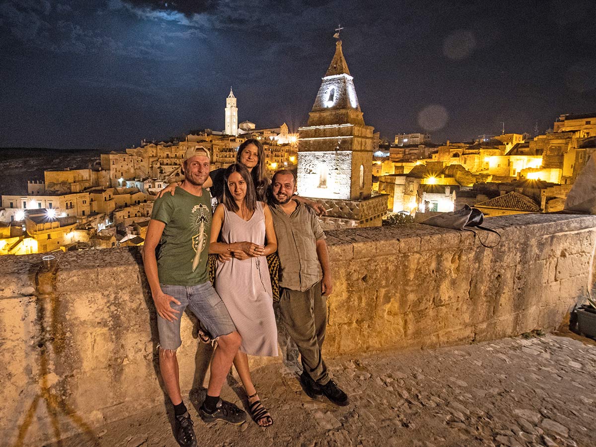 Sueditalien_Reise_Motorrad_Leonhardt_Travel_Matera_Altstadt_Freunde_Touratech
