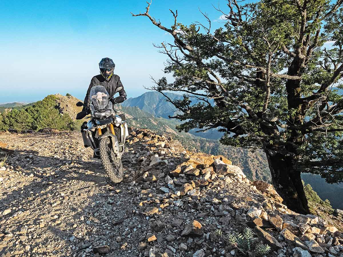 Sueditalien_Reise_Motorrad_Leonhardt_Travel_Schotterweg_Meer_Touratech