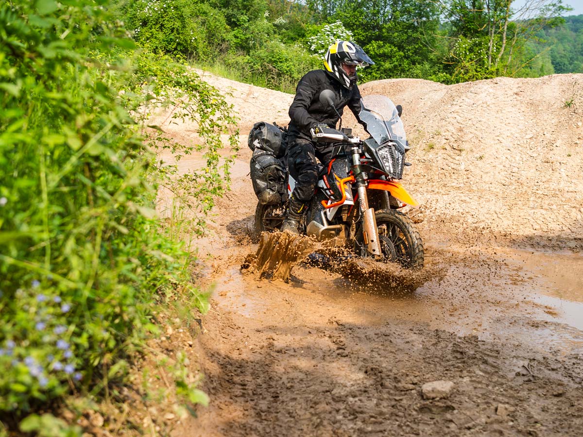 KTM_890_Parts_Zubehoer_Schmutz_Motorschutz_Wasser_Motorrad_Touratech