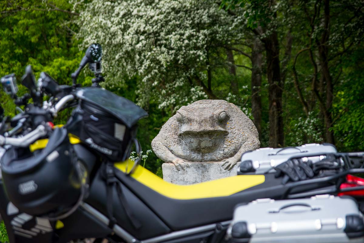Touratech_Hoyer_Franken_Deutschland_Motorrad_Aprilia_Tuareg_Baum_Wald_Statue