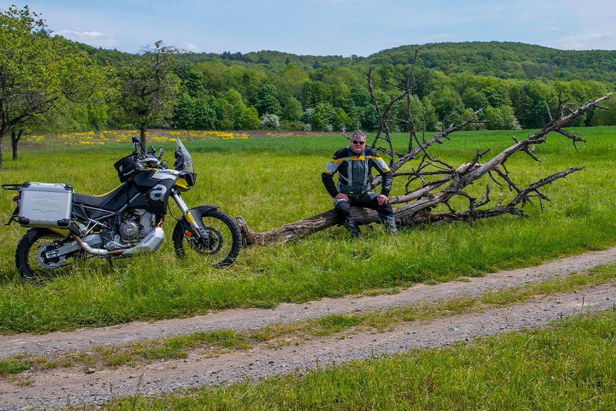 Touratech_Hoyer_Franken_Deutschland_Motorrad_Aprilia_Tuareg_Baum_Weg
