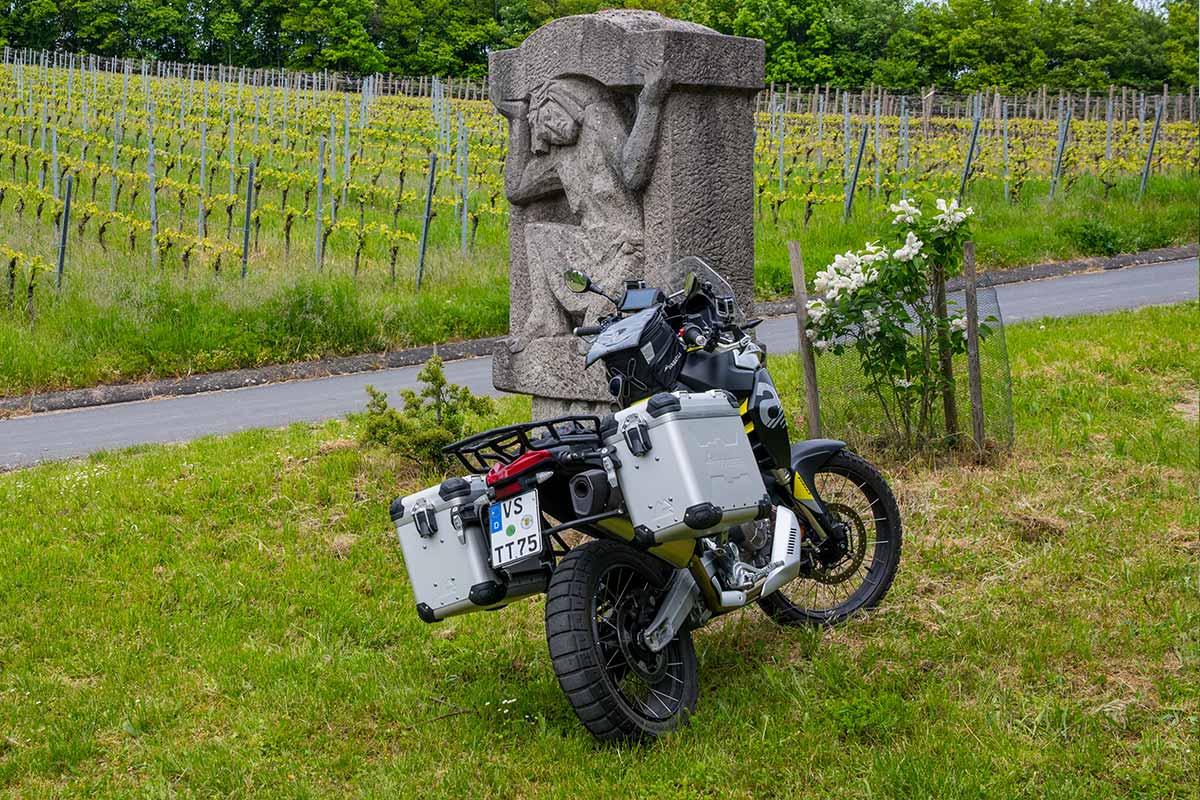 Touratech_Hoyer_Franken_Deutschland_Motorrad_Aprilia_Tuareg_Feld_Stein
