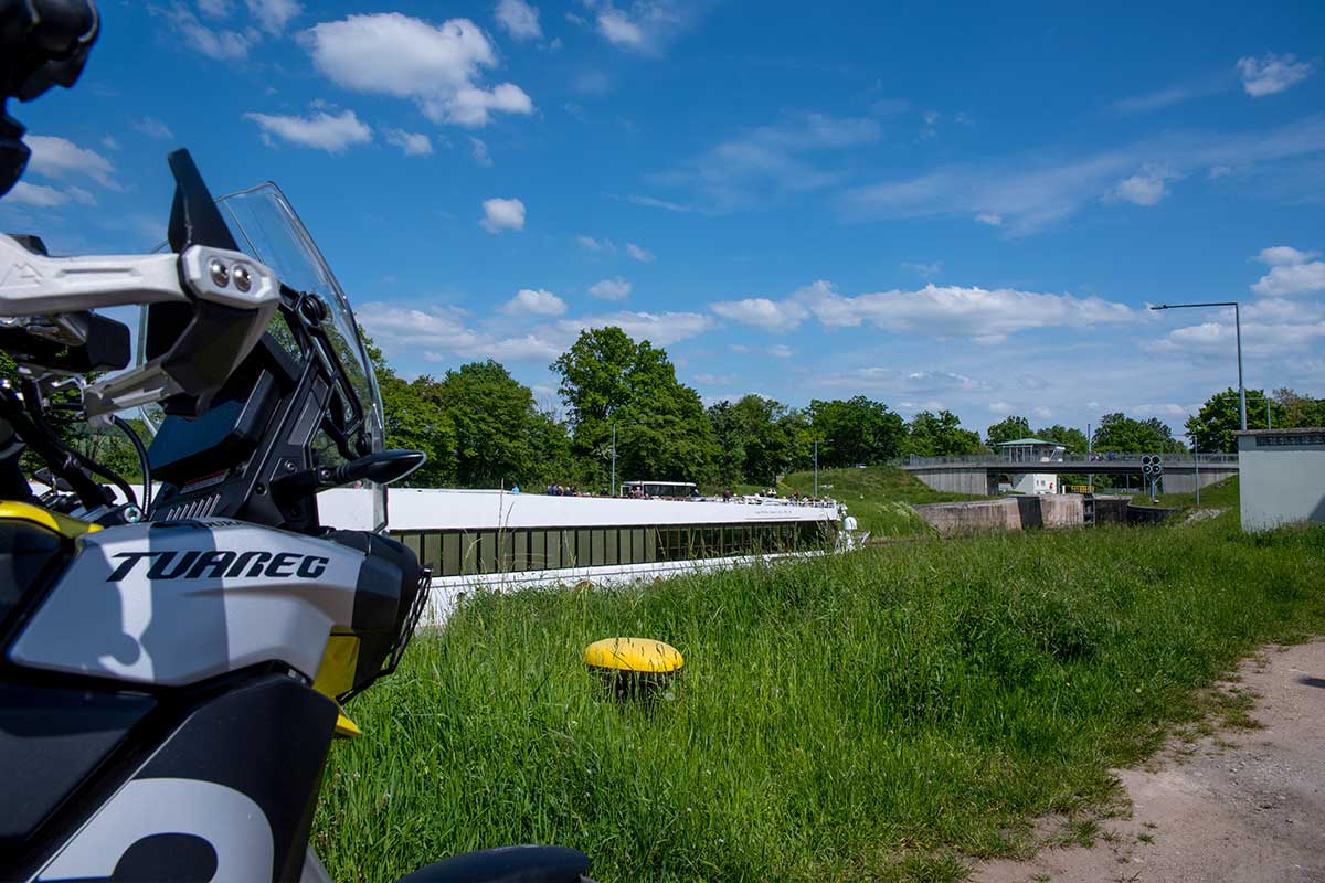 Touratech_Hoyer_Franken_Deutschland_Motorrad_Aprilia_Tuareg_Fluss_Bruecke