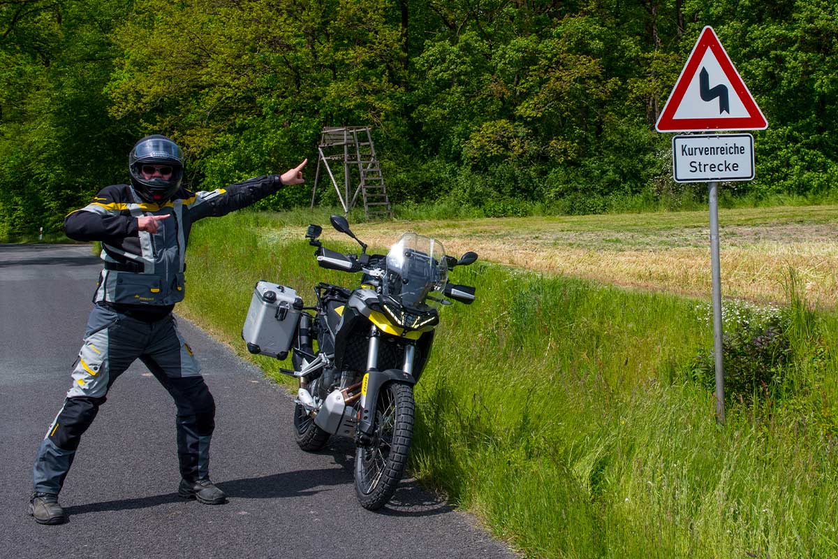 Touratech_Hoyer_Franken_Deutschland_Motorrad_Aprilia_Tuareg_Strasse_Schild