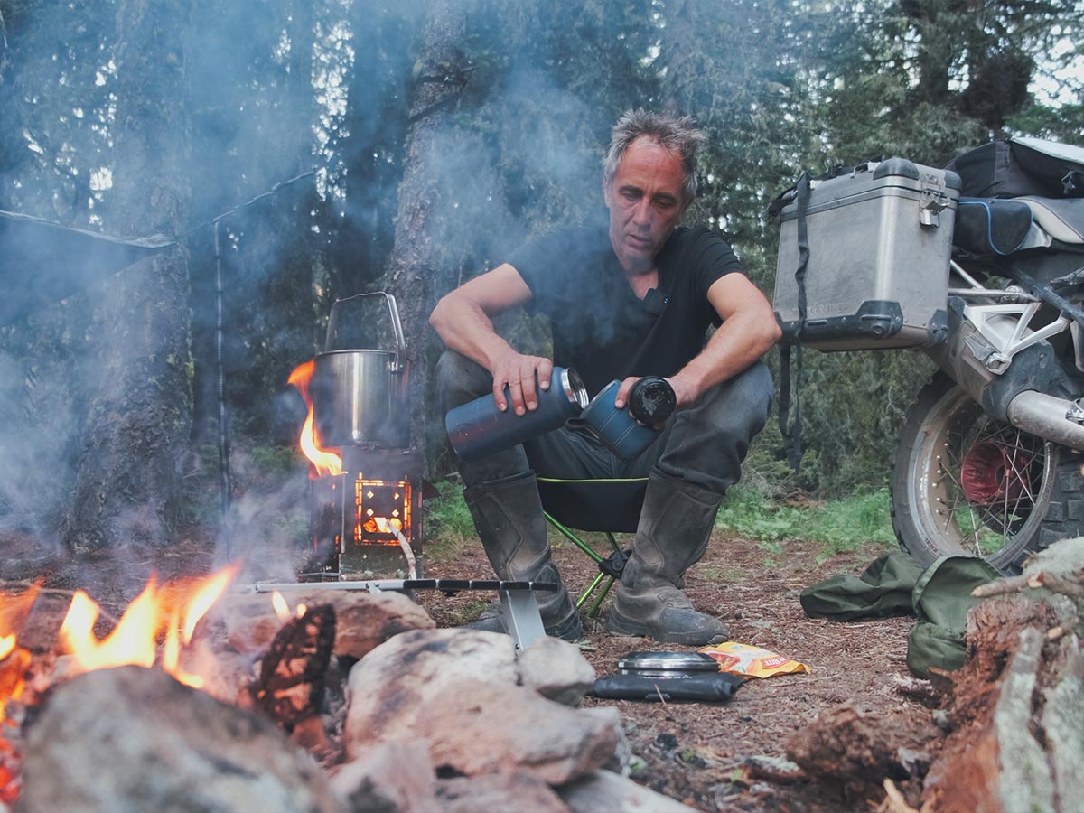 Touratech_Sterling_Noren_USA_Motorrad_Pause_Trinken_Lagerfeuer