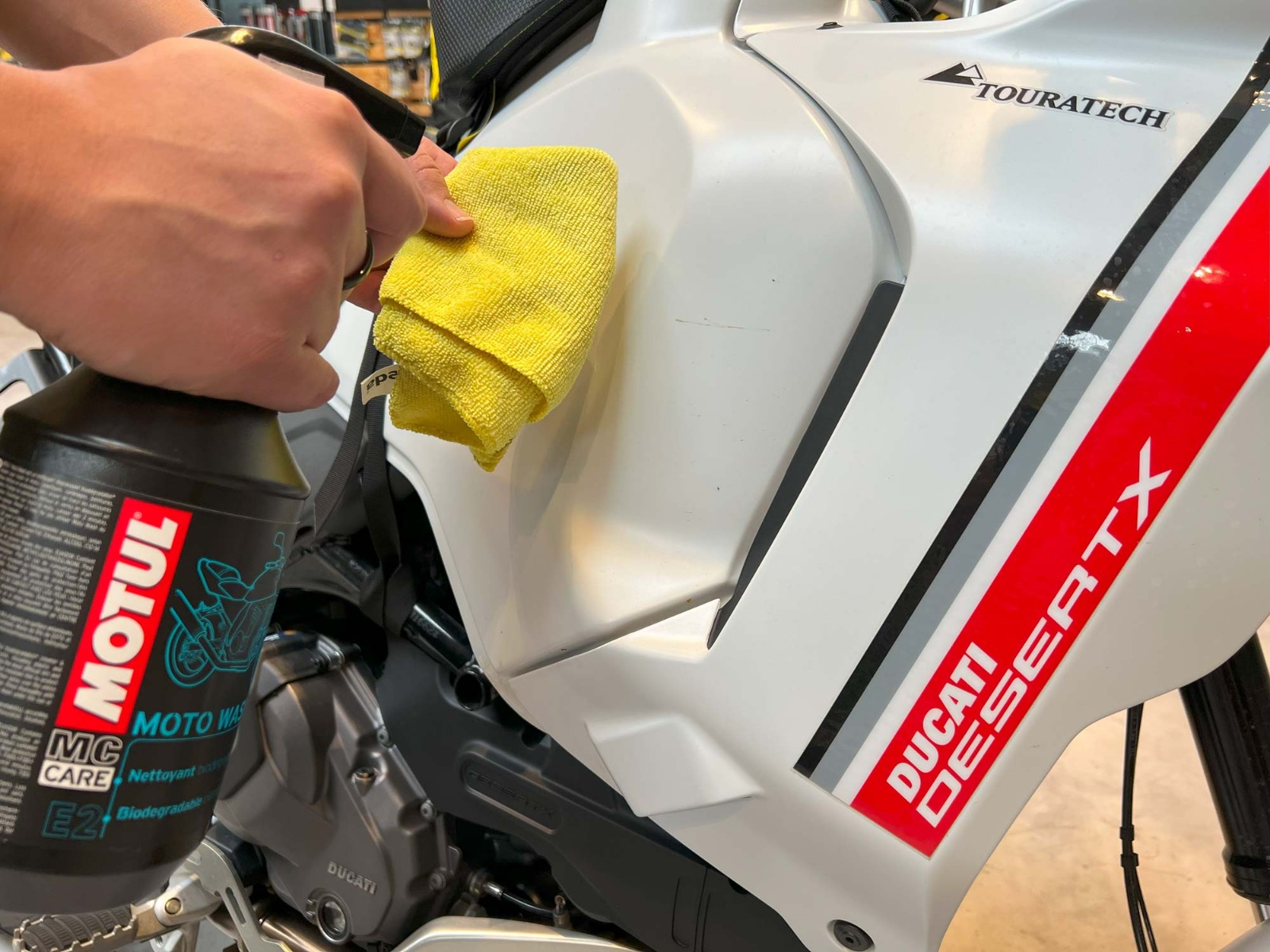 Touratech_Motorrad-richtig-einwintern_Motul-Saeuberung-des-Motorrads