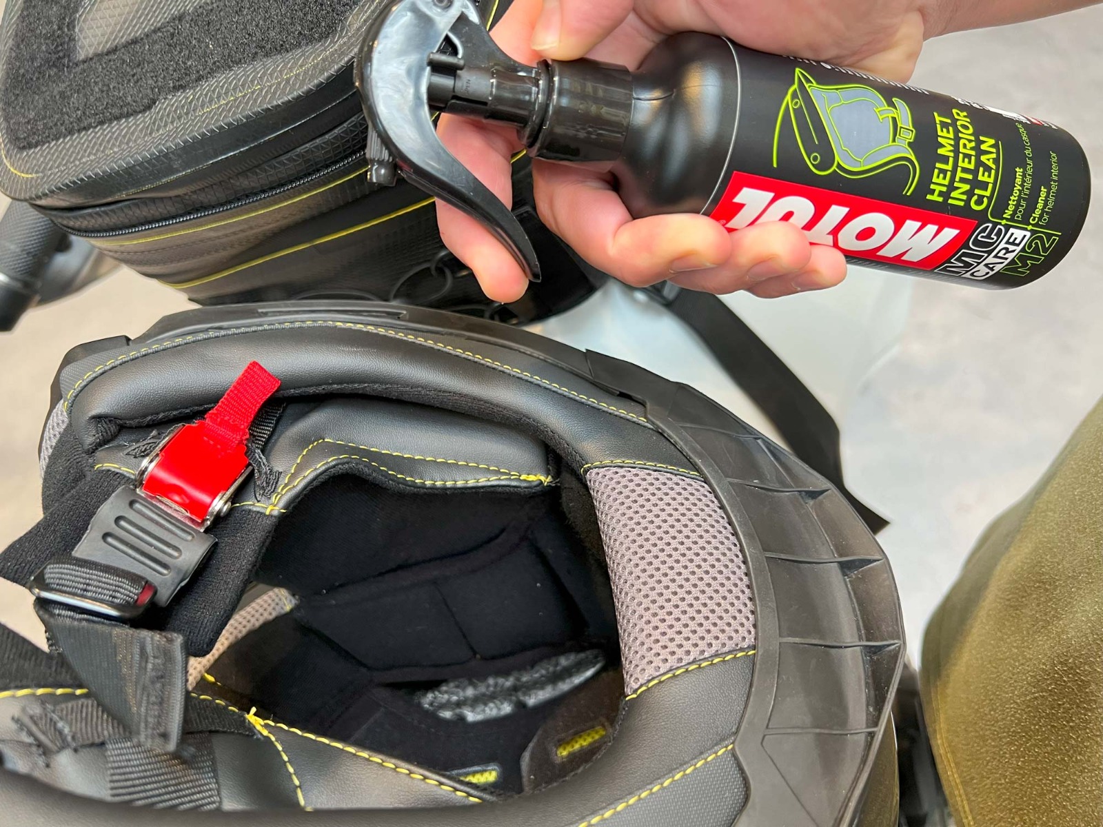 Touratech_Motorrad-richtig-einwintern_Motul-Schutz-und-Pflege-Fahrrerausstattung-Helm