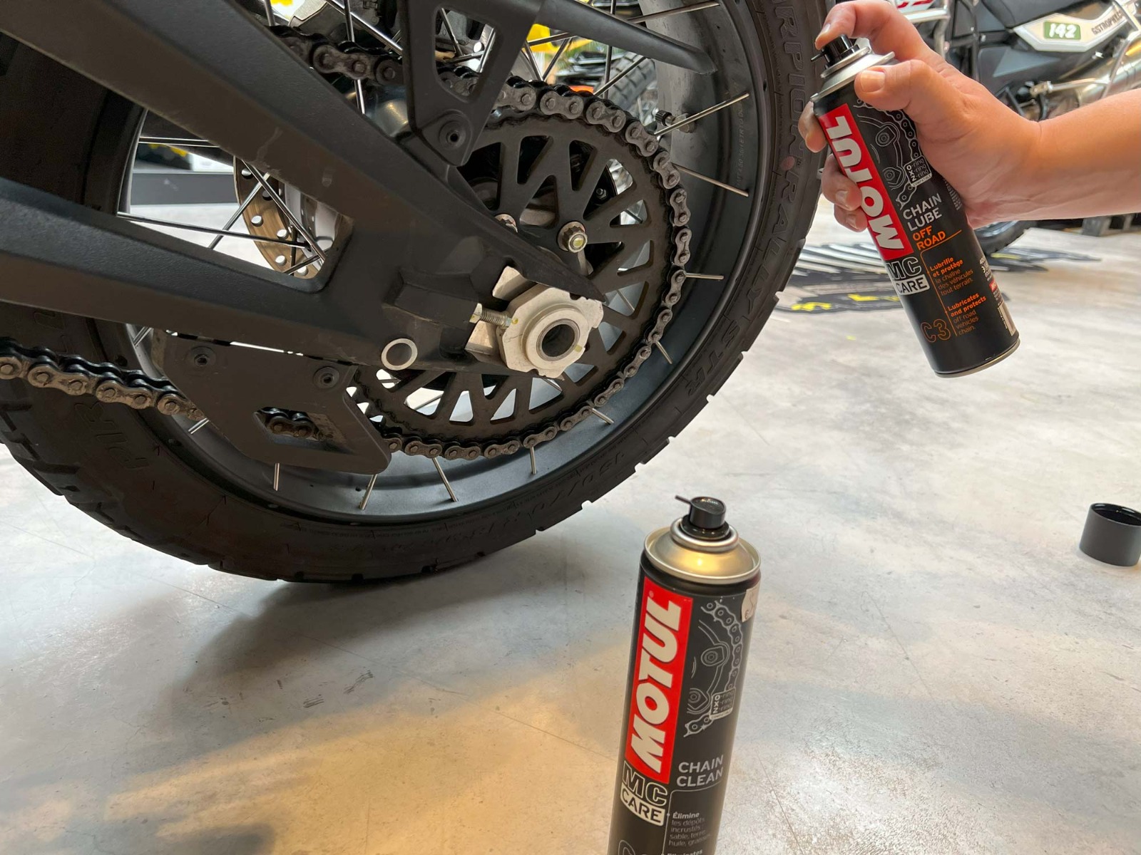 Touratech_Motorrad-richtig-einwintern_Motul-Wartung-Kette-Ritzel-Antrieb