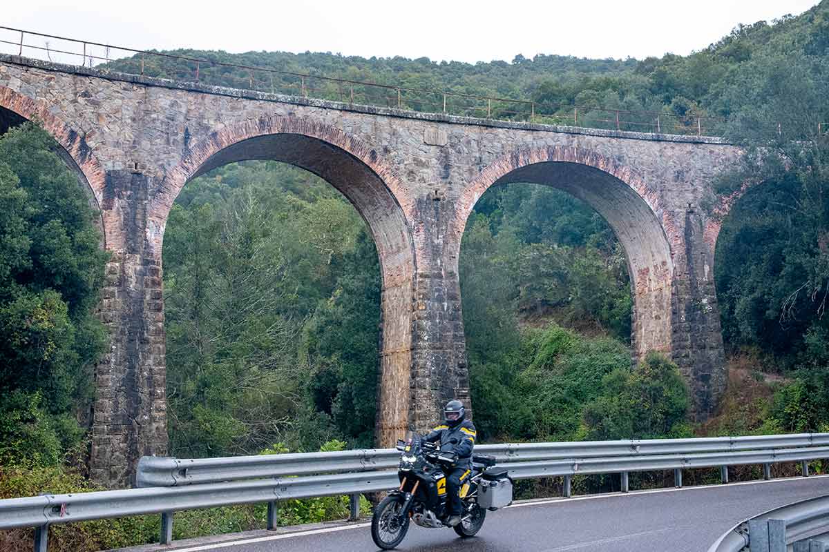Touratech_Motorrad_Sardinien_Ianusei_Michael_Hoyer_Strasse_Aquaedukt