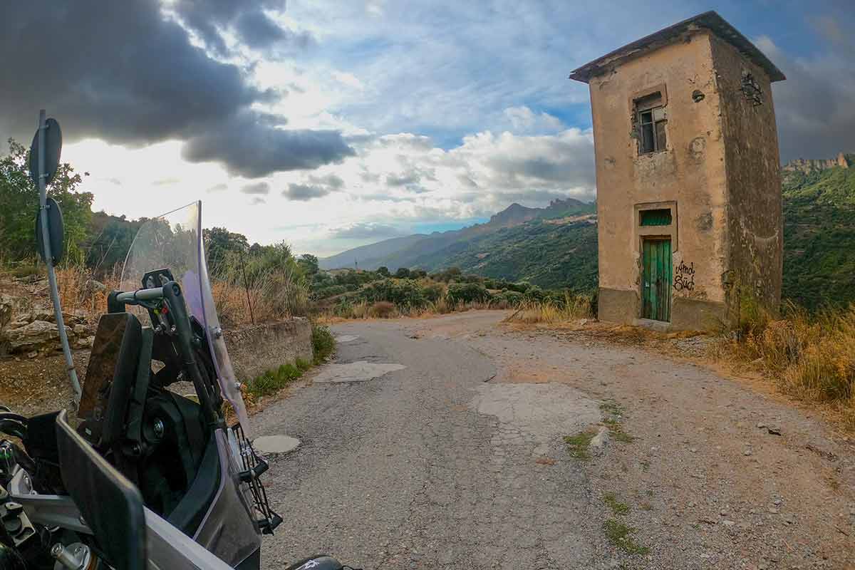 Touratech_Motorrad_Sardinien_Oristano_Michael_Hoyer_Strasse_Tal