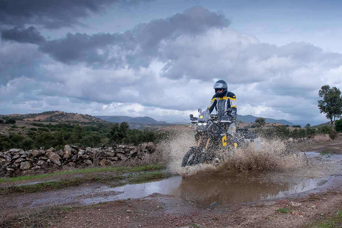 Touratech_Motorrad_Sardinien_Oristano_Michael_Hoyer_offroad_Pfuetze