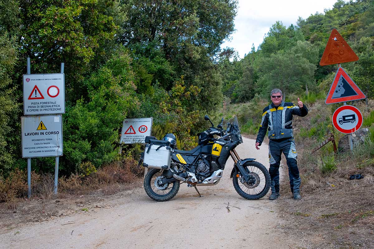 Touratech_Motorrad_Sardinien_Posada_Michael_Hoyer_Strasse_Schild