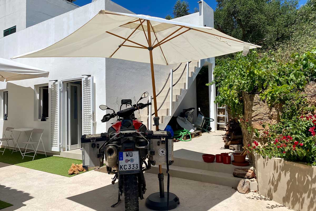 Touratech_Motorrad_Schneider_Portugal_Sonnenschirm_Unterkunft